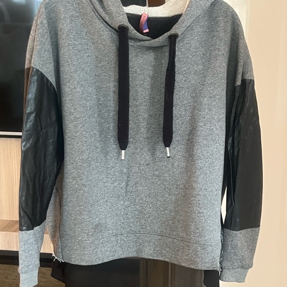 Trendy Grey Hoodie w/ Faux Leather Sleeves & Cut-Out Back – Size Small (Fits M) - Picture 13 of 15